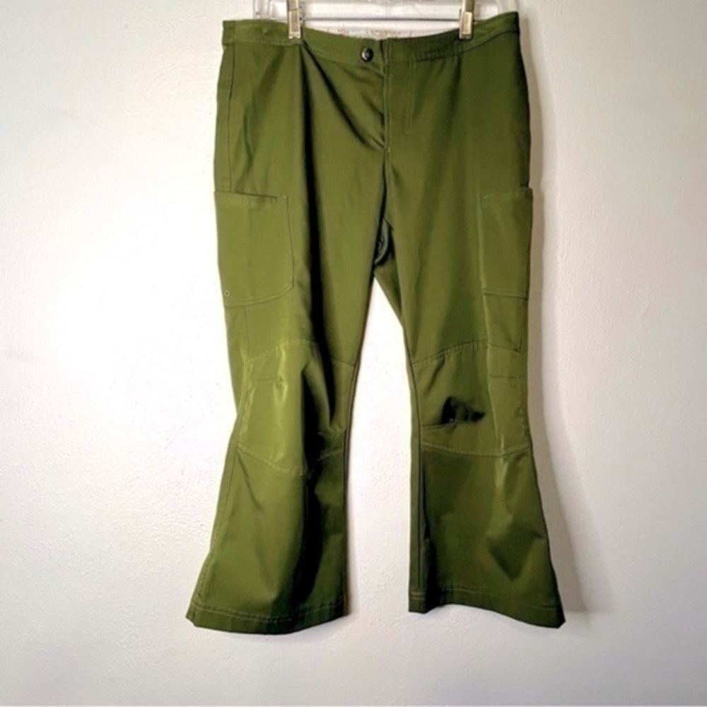 Columbia khaki cargo pants, Size 10. Preowned. EUC.